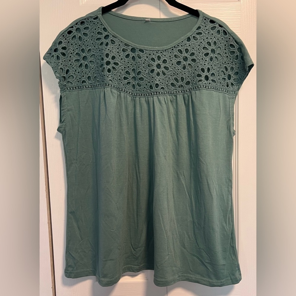 Women's Green Crew Neck Eyelet Front Designed Sleeveless Top